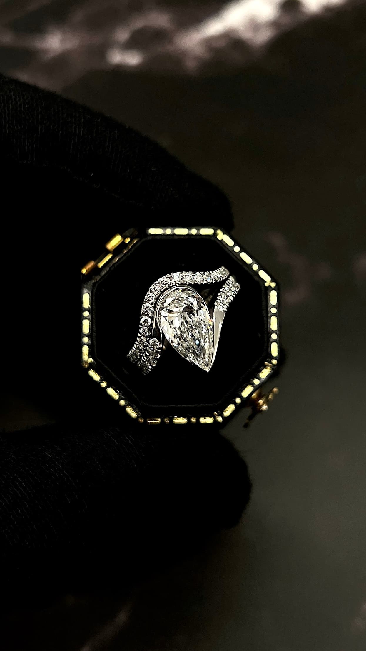 18ct WG & Pear Diamond Engagement Ring and Wedding Ring Set
