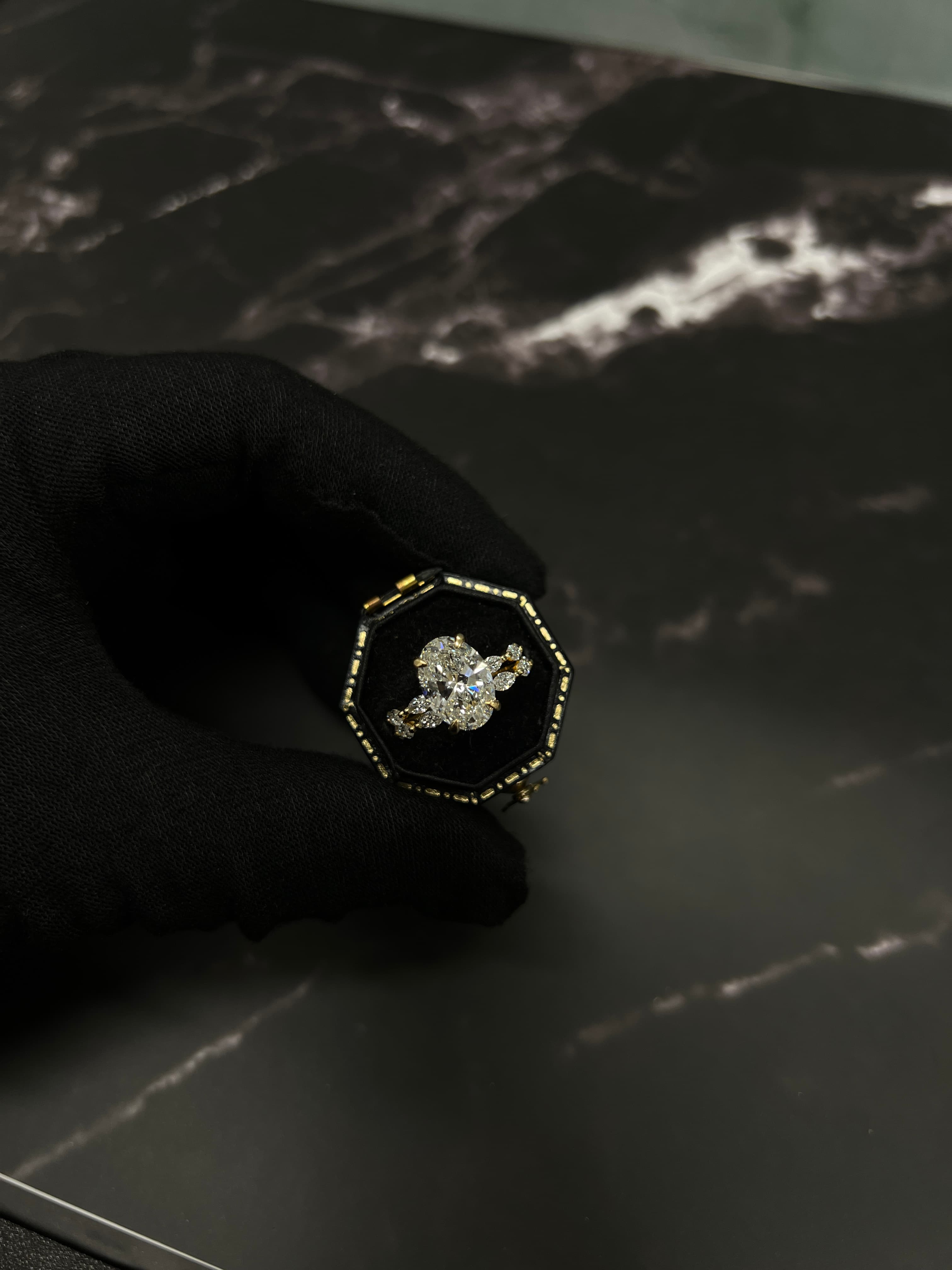 18ct YG Oval & Marquise Diamond Engagement & Wedding Ring Set